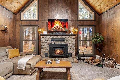 Tamworth House | NEW! Woodland Retreat - Hot tub Game Room Firepit