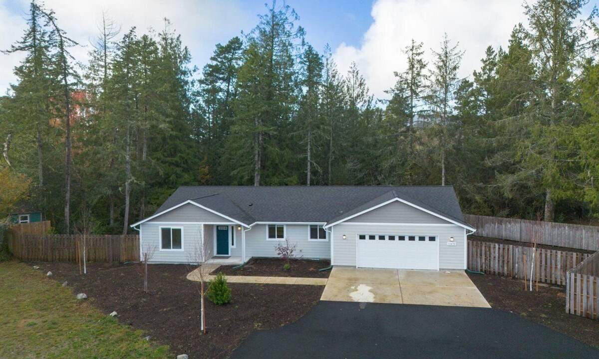 Nehalem House | Newly Built, Bright, Quiet, and Spacious Nehalem Home
