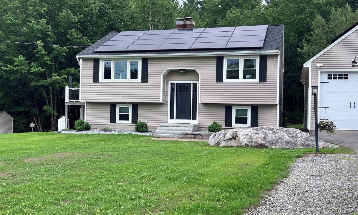 Goffstown House | NH Escape, 4 Bedroom, Pool, Hot Tub, Quiet Location