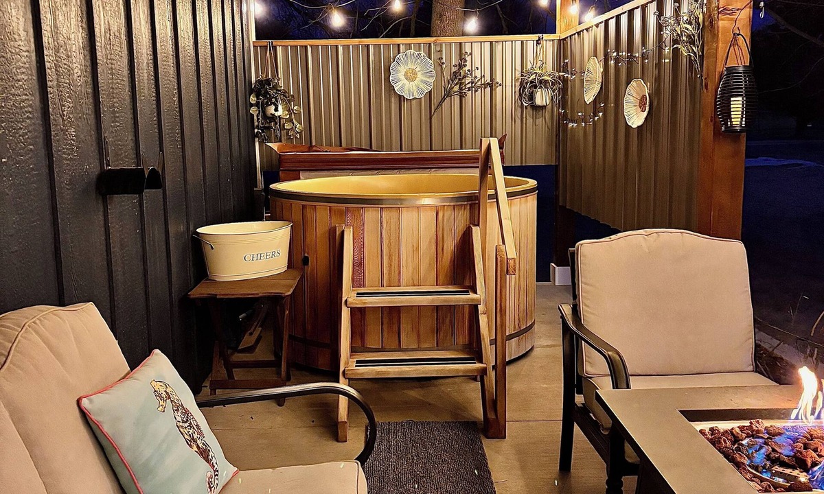 Two Rivers Cottage | No Cleaning Fee. King Bed. Cedar soaking Hot Tub, 5min walk to Beach