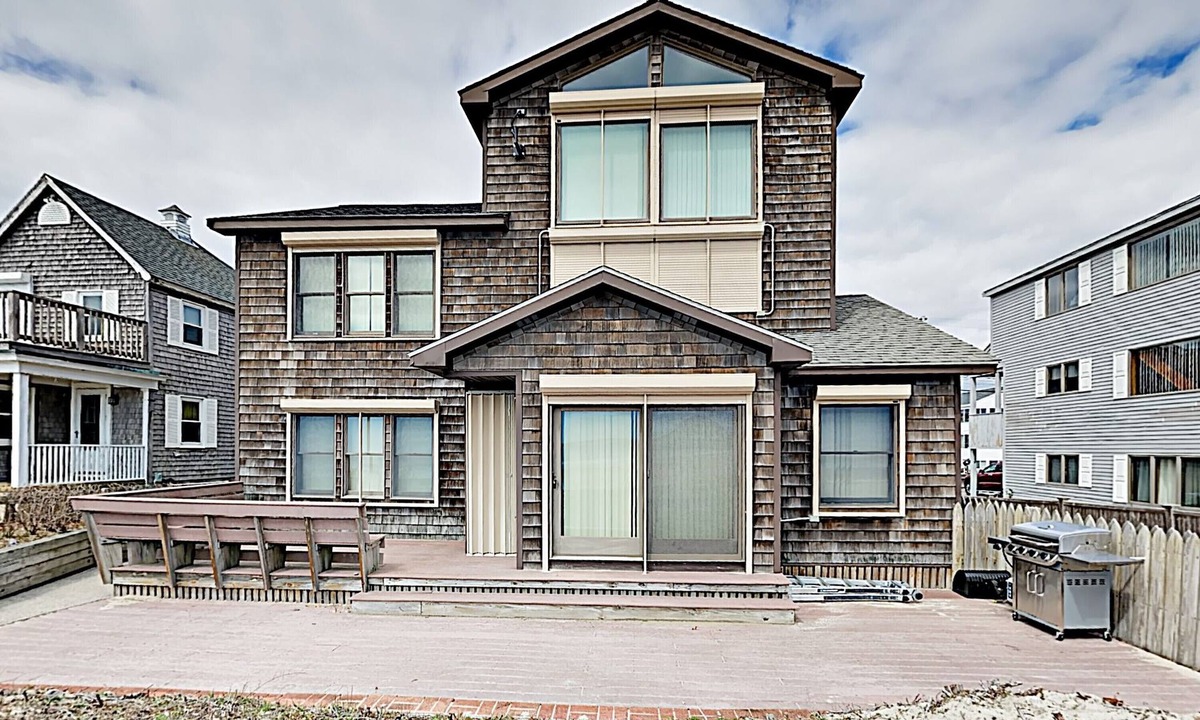 Wells Beach House | Ocean Front! On the sand! Stunning 5 BR house on Atlantic Ave, Wells Beach!