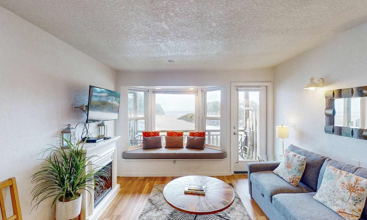 Neskowin House | Oceanfront 2nd floor condo with ocean views balcony and seasonal beach access