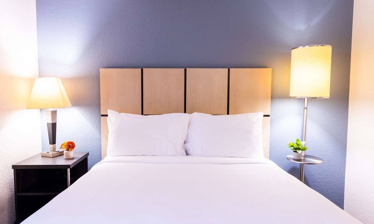 Warrenville Hotel | Offering Spectacular Stay! Full Kitchen, Pet-friendly, Near Cantigny Golf Club!