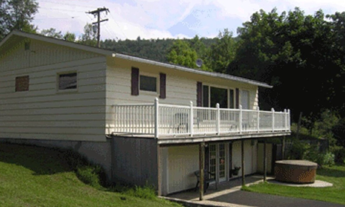 Maryland House | On Goodyear Lake - docks and lake toys-canoes, paddleboat, water trampoline