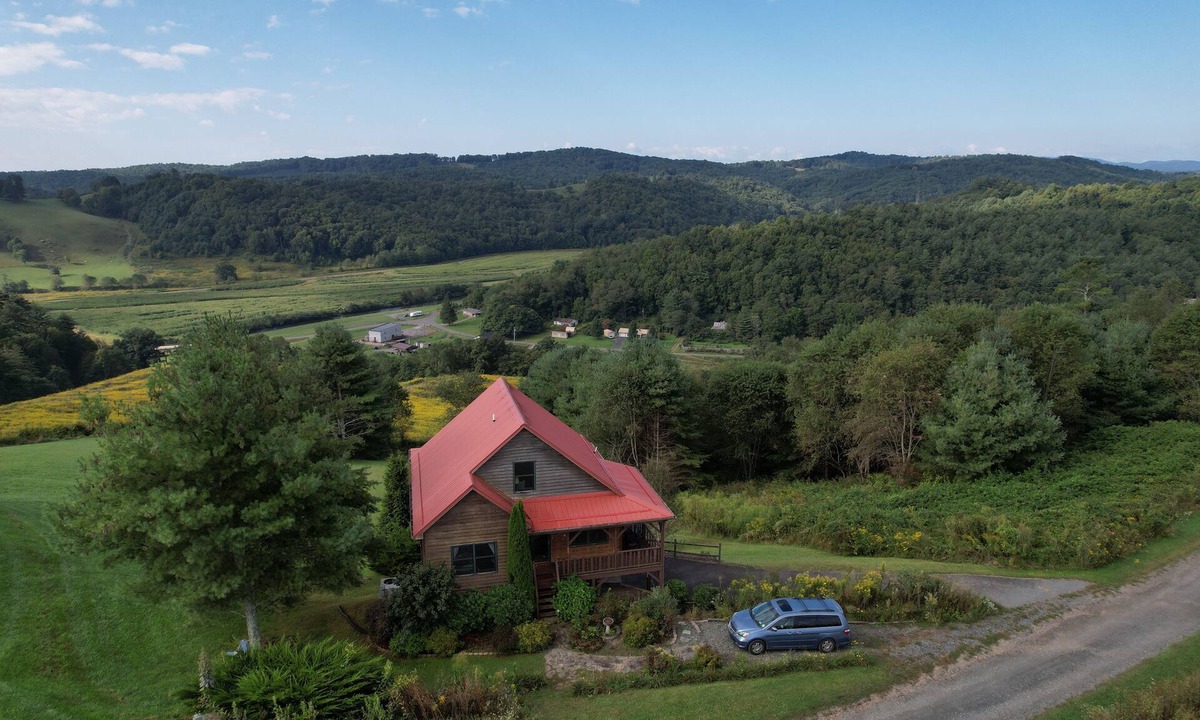 Fleetwood Cabin | Outlander themed cozy cabin, kid,pet friendly epic Mountain Views & river access