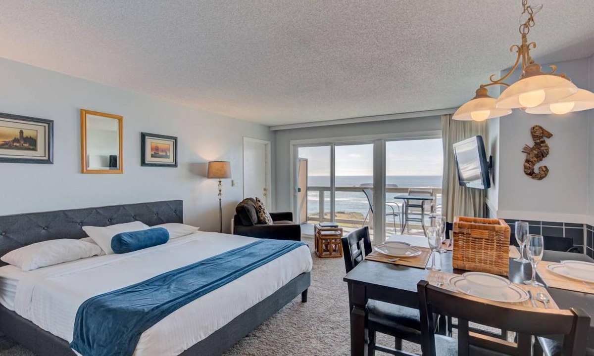 Otter Rock Apartment | Panoramic Ocean View Studio with Full Kitchen