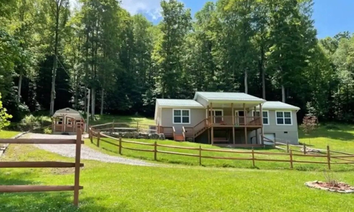Ellamore Cottage | Peaceful Waterfront House and Cabin “The Brook”