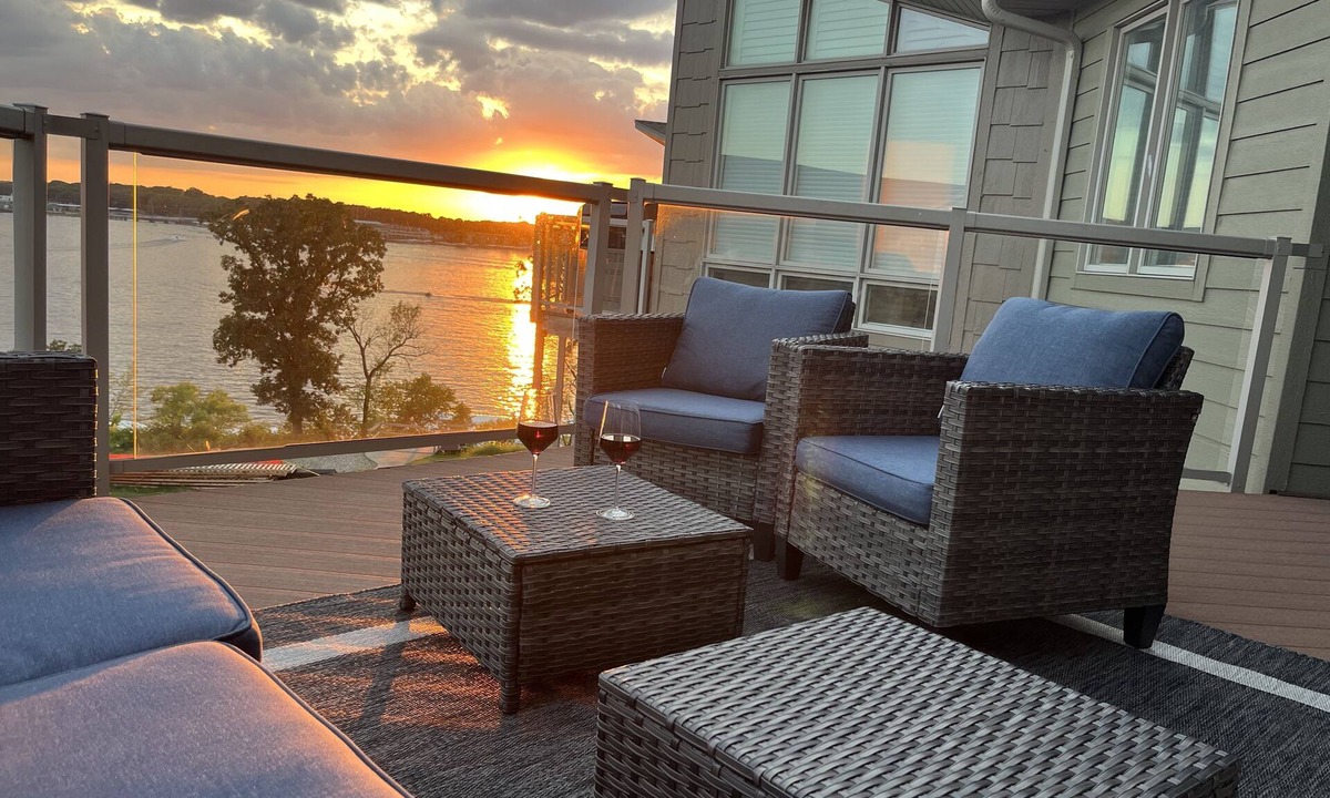 Arnolds Park Condo | Penthouse Luxury with Lake Views & 6 FREE waterpark passes daily at Bridges Bay.