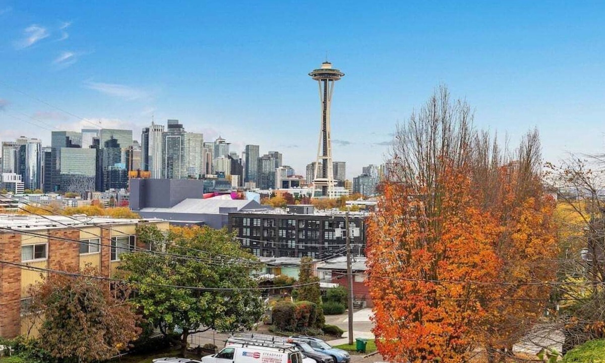 Lower Queen Anne House | Perch - Aloha View Retreat w/parking & Space Needle Glow!