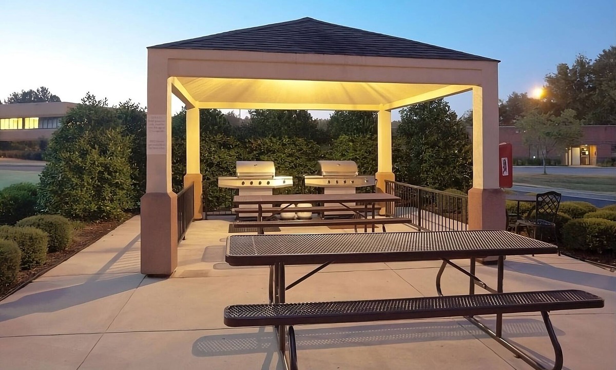 Libertyville House | Perfect for Groups! 4 Cozy Hotel Suites with Kitchens! Pet-Friendly and Private Parking!