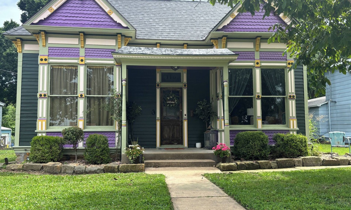 Yates Center Cottage | Pet & Family Friendly Cottage w/Nature Views in Yates Center - Fire Pit & Grill