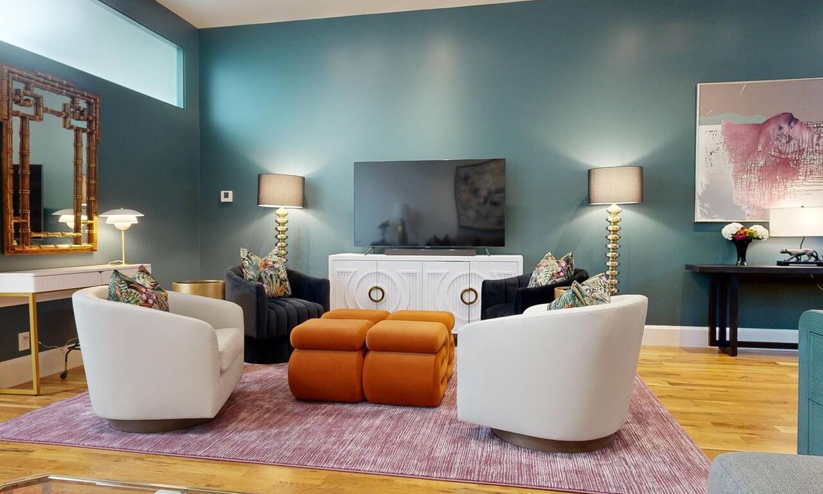 Downtown Asheville Apartment | Pet-friendly 2 King Beds/2 Full Bath 2,600 sq. ft + Free Parking