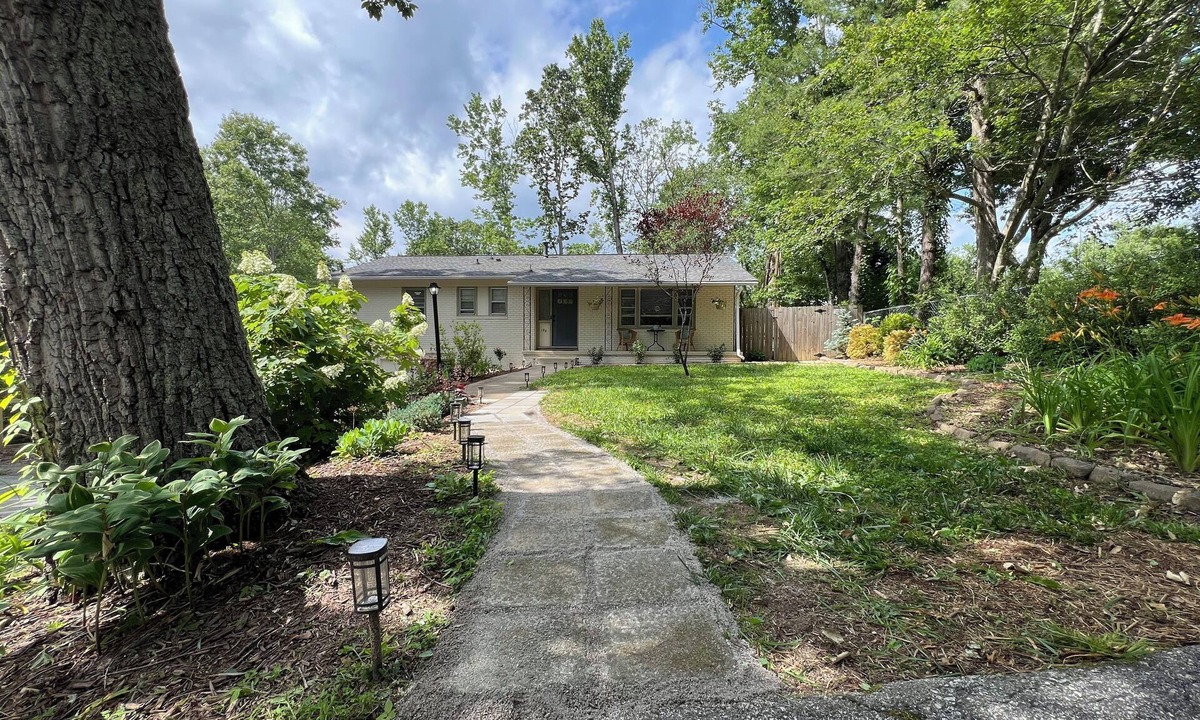Royal Pines House | Pet friendly, 3-bedroom home, close to Asheville, WiFi & fully fenced backyard.