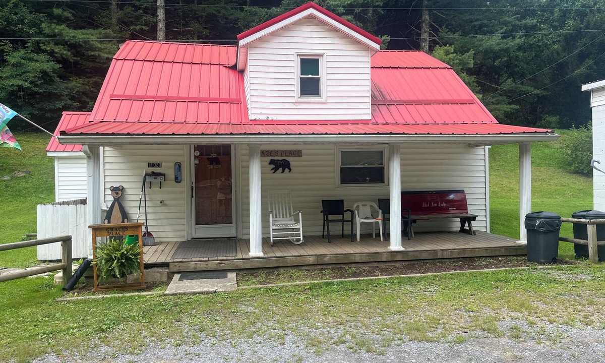 Bramwell House | Pet friendly 4-bedroom house in Bramwell across from HMT's Pocahontas trailhead