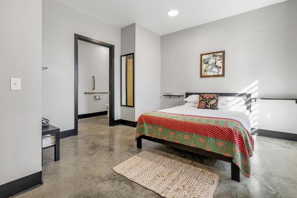 Pacific Hotel | Pet friendly first floor queen room for 2