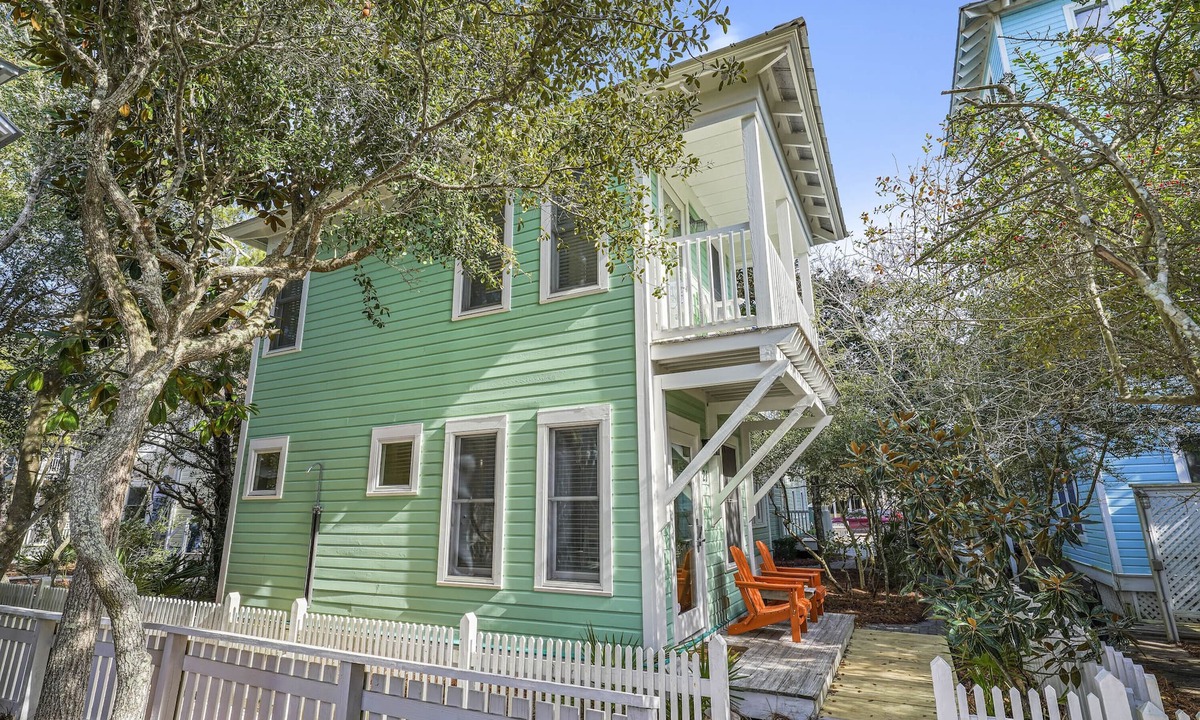 Seaside House | Pet Friendly In Seaside - 3 Houses to Beach, Guest Cottage + 2 Adult Bikes!