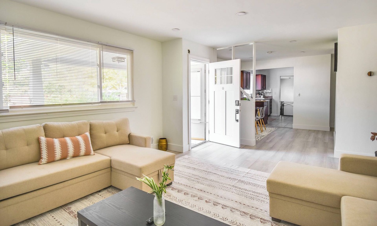 Norfolk - Virginia Beach Cottage | Pet-friendly Norfolk Retreat ~ 7 Mi to Beach!