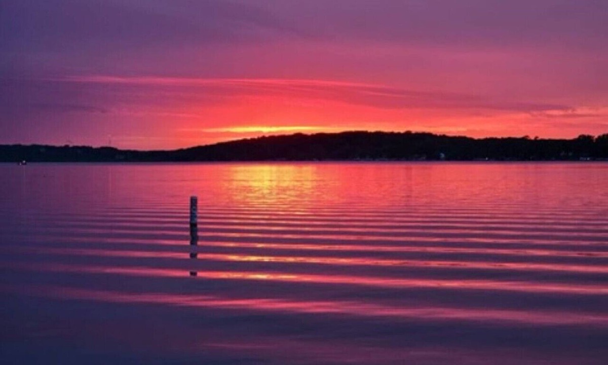 Lakeview House | Pewaukee Lake | Sunsets | Dogs | Beach | Good Vibes