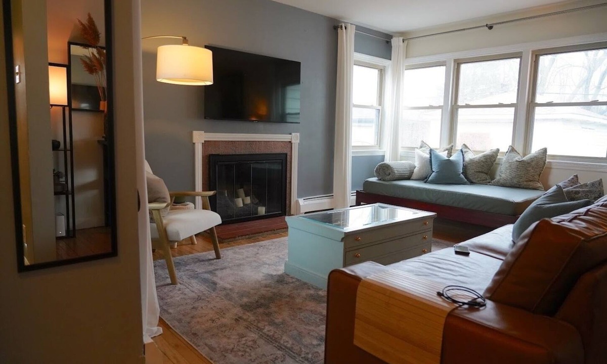 Elmhurst House | Phenomenal 2-bedroom house in charming Elmhurst