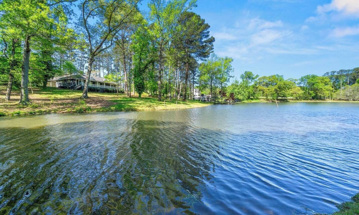 Hampton House | Picturesque Lakeside Luxury: Perfect Lush Getaway