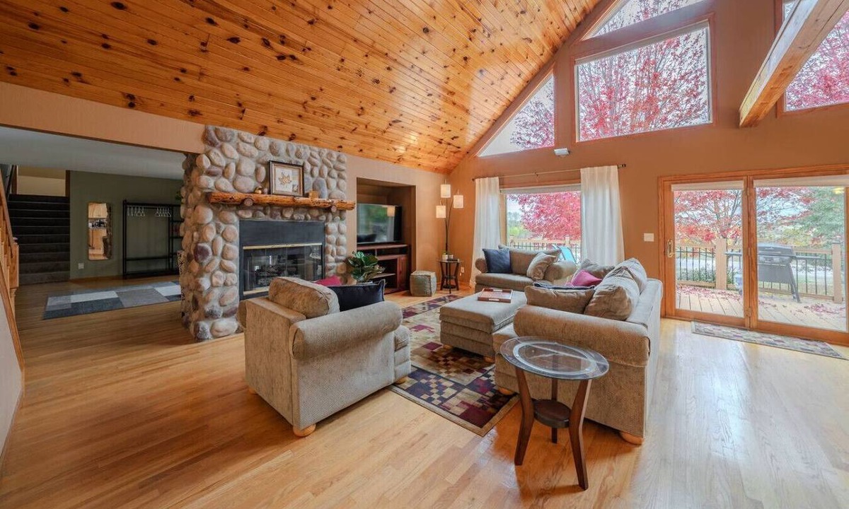 Renner House | Pinecone Acres Lodge w/Hot Tub - Sleeps 9