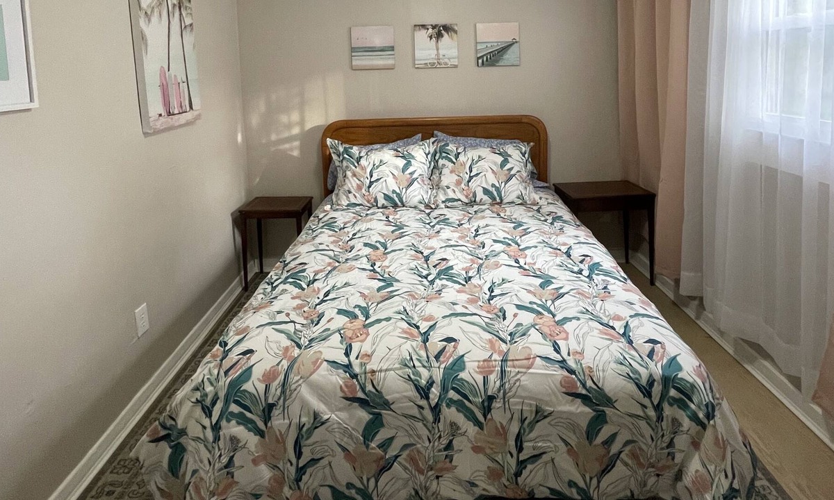 Hampton Cottage | Pink Sunset Cottage - 3 minutes from the Beach