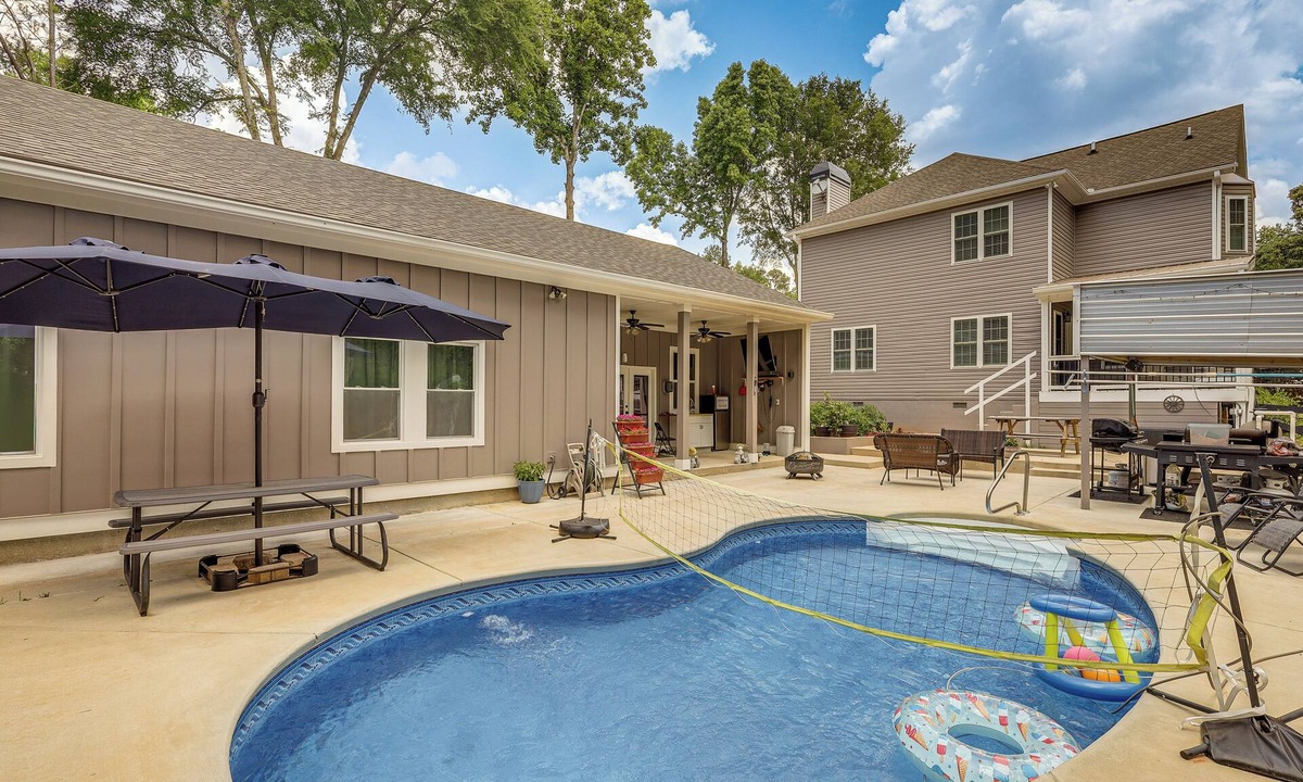 Jefferson House | Poolside Bliss! Family Home 1 Mi to Dtwn Jefferson