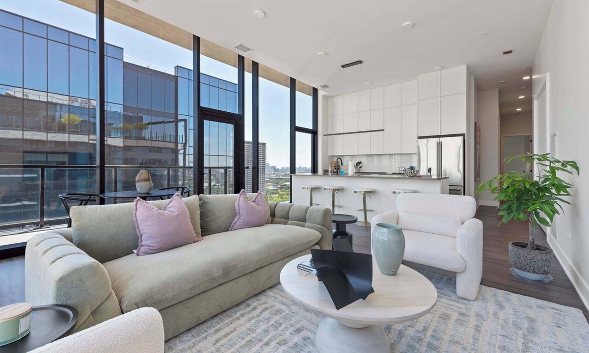 West Loop Apartment | Prime 4BR Penthouse w/Skyline Views for Families