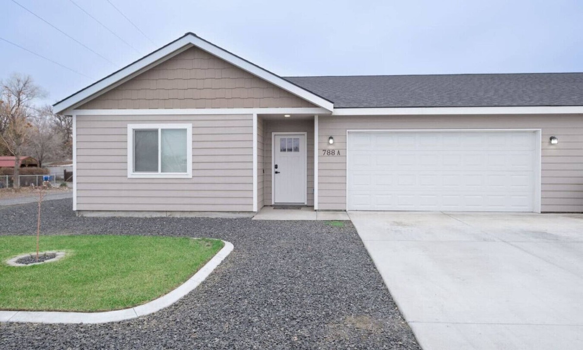 Hermiston House | Private & Central Townhouse, Garage #788A