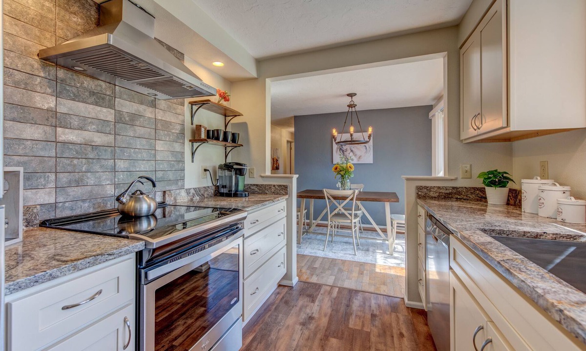 Harlow House | Private Fenced Backyard🌻 Near U of O 4 Miles—>Autzen🏈 Ping pong🏓 & Fun Toys