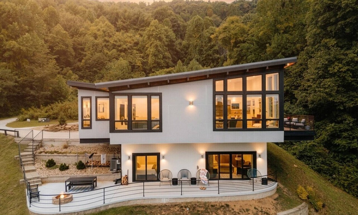 Candler House | Private Luxury Mountain View Getaway w/Chef`s Kitchen & Spa like Master Bath