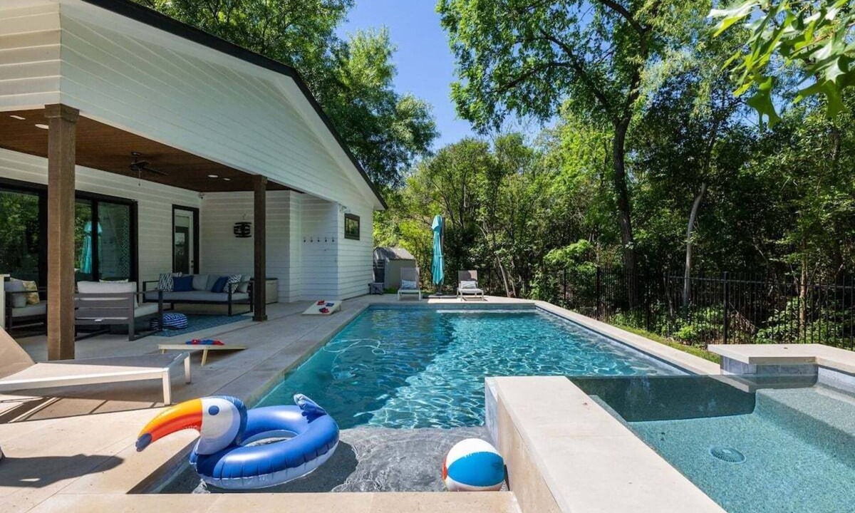 Galindo House | 🌵☀️Private Pool Luxury Retreat Near SoCo | 2 Living Spaces | South Austin Oasis