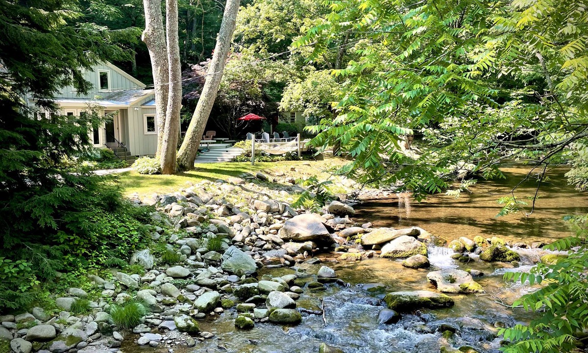 Roseland Cottage | Private Riverfront Mountain Escape, 5BR Cabin + Firepit + game room.