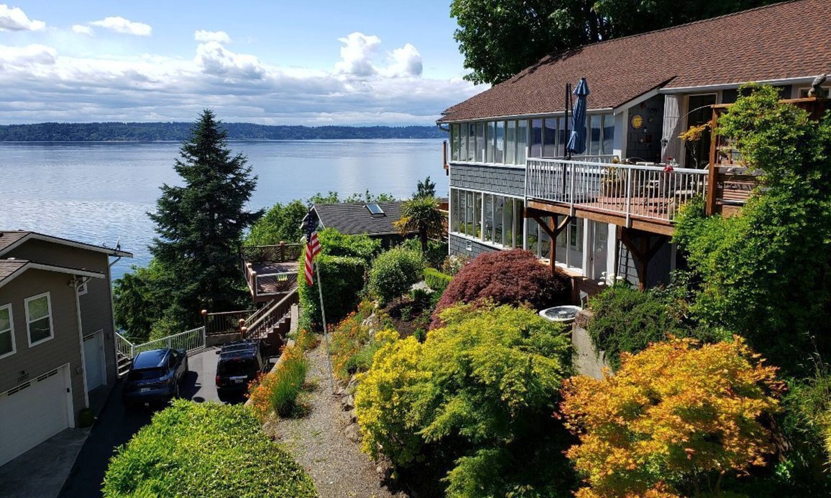 Seahurst House | Private, Secluded, Spectacular View, 15 Minutes to Downtown Seatttle