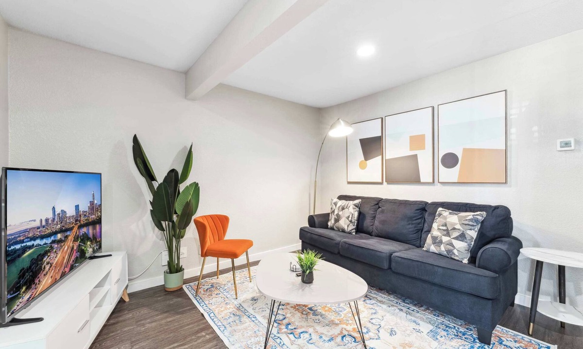 Riverside Apartment | Quaint King Bed 1BR, 5 Min to DT w/pool