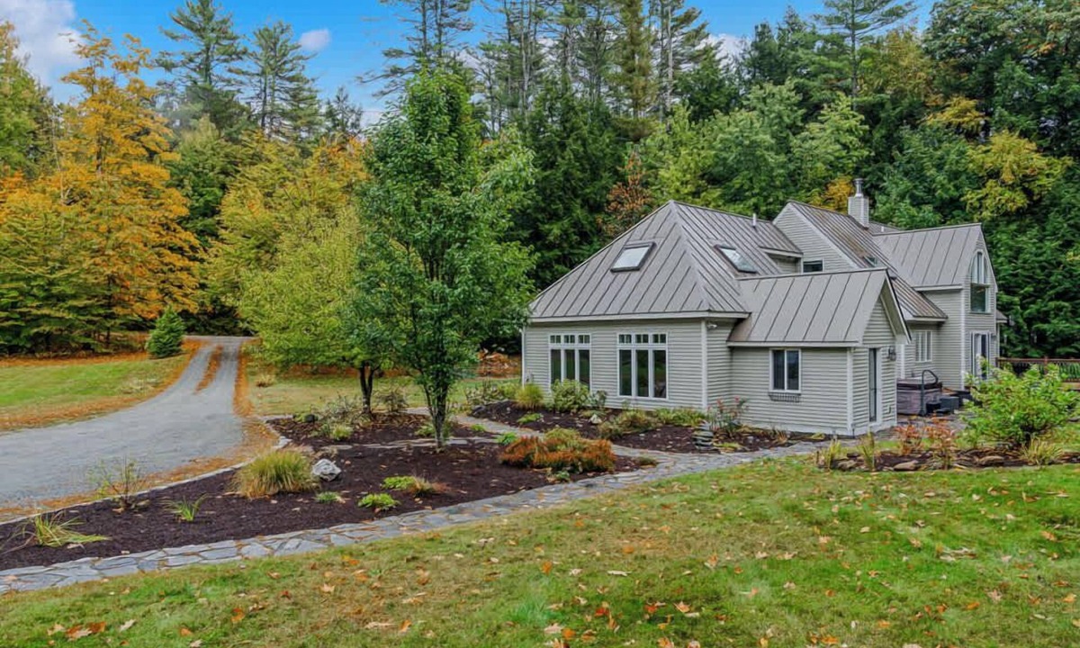 Quechee House | Quechee Meadows Home with Hot Tub & Kayak