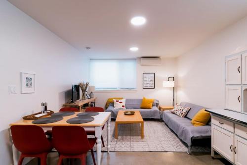 Seattle Apartment | Quiet and Charming Seattle 2BR Walkable Location