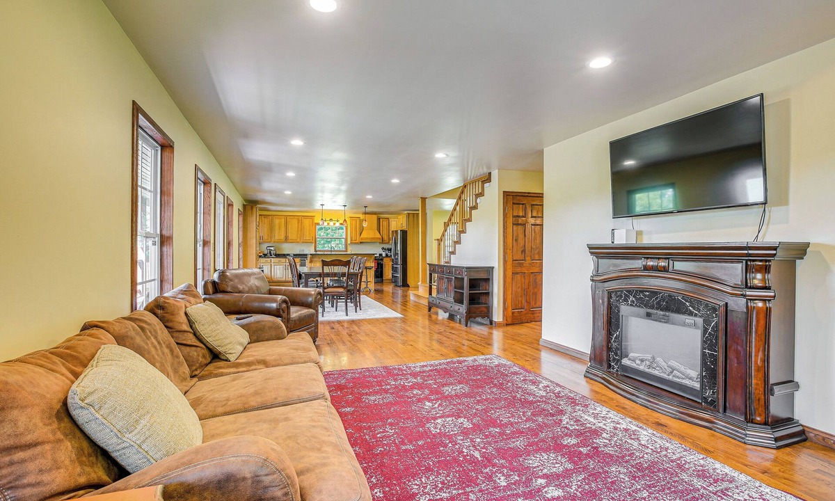 McArthur Cabin | Quiet Family Cabin in Hamden: Hot Tub + Game Room!