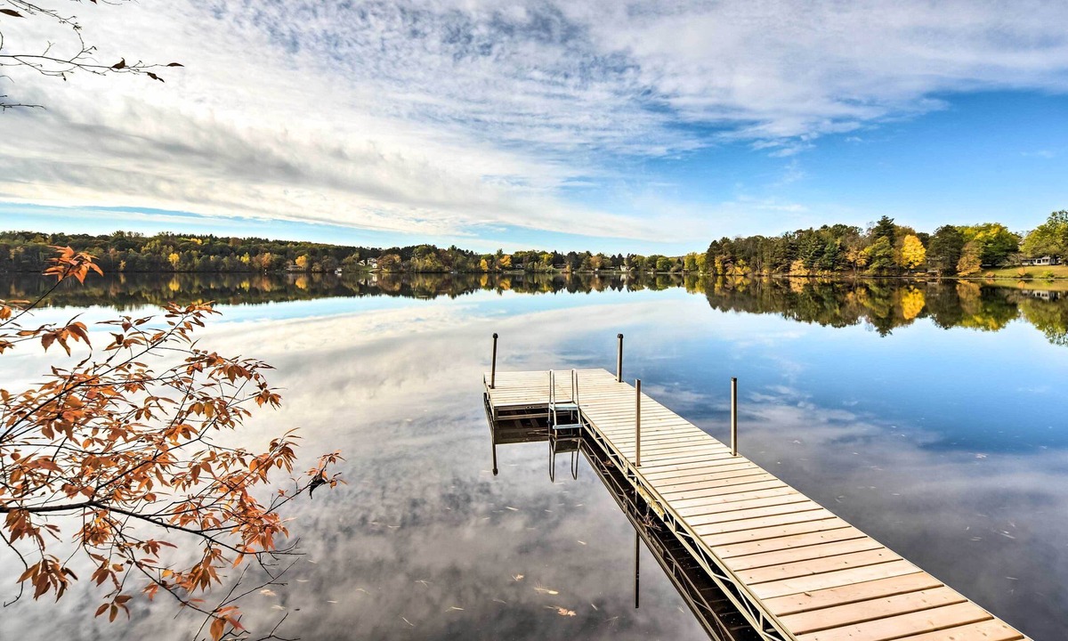Dresser Cabin | Quiet Waterfront Round Lake Home w/Hot Tub