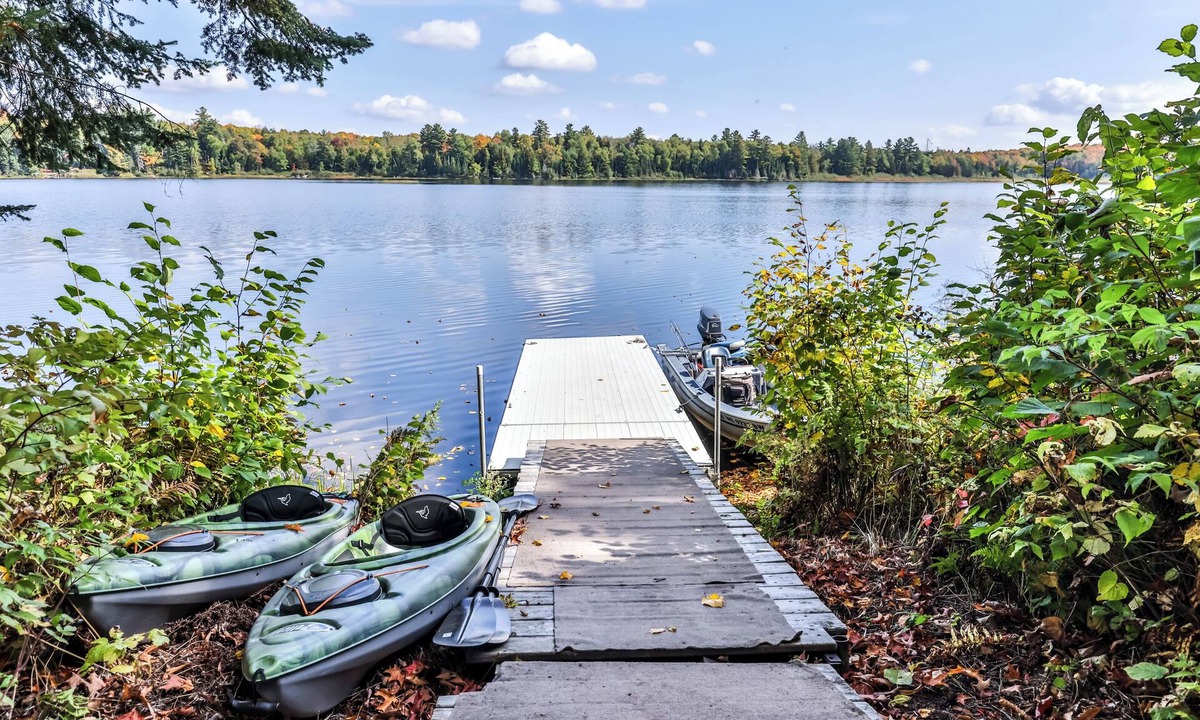 Mercer House | Quite Lakefront Home on UTV/ATV/Snowmobile trails. Dog Friendly!