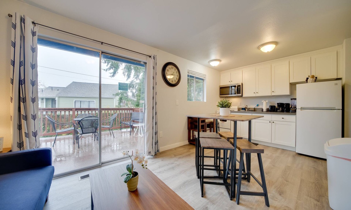Brighton Apartment | Rainier Upper Suite Near Restaurants & Light Rail