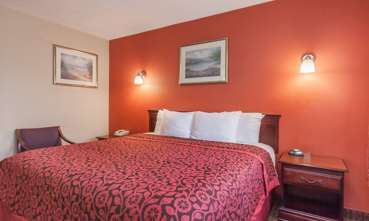 Elkton Hotel | Red Carpet Inn