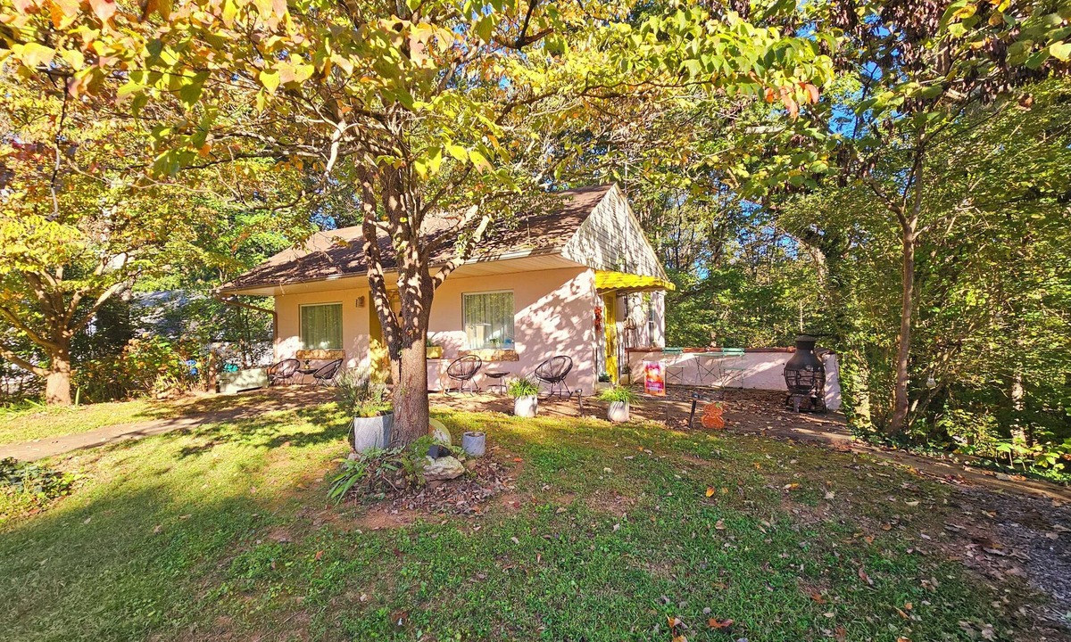 Jonesville House | Refreshing home with WiFi, AC, fireplace in marvelous Heart of Yadkin Valley