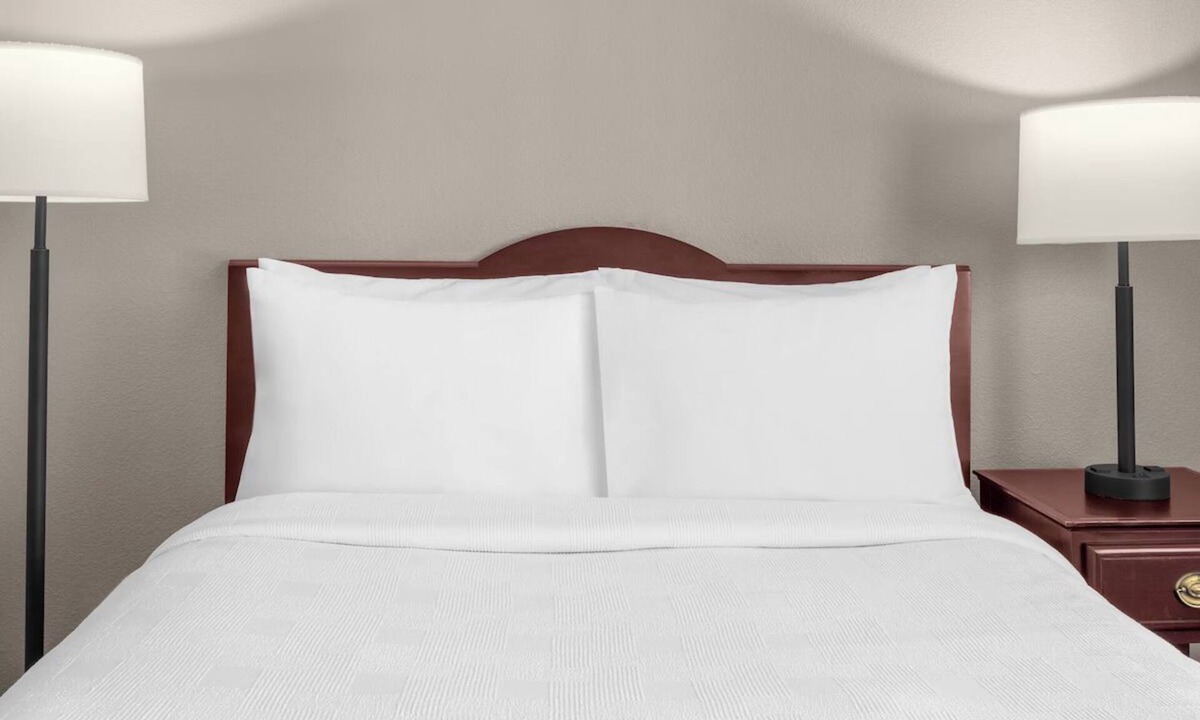 Hillsboro Hotel | Relax in a Suite w/Full Kitchen & Outdoor Space – Perfect for Travelers
