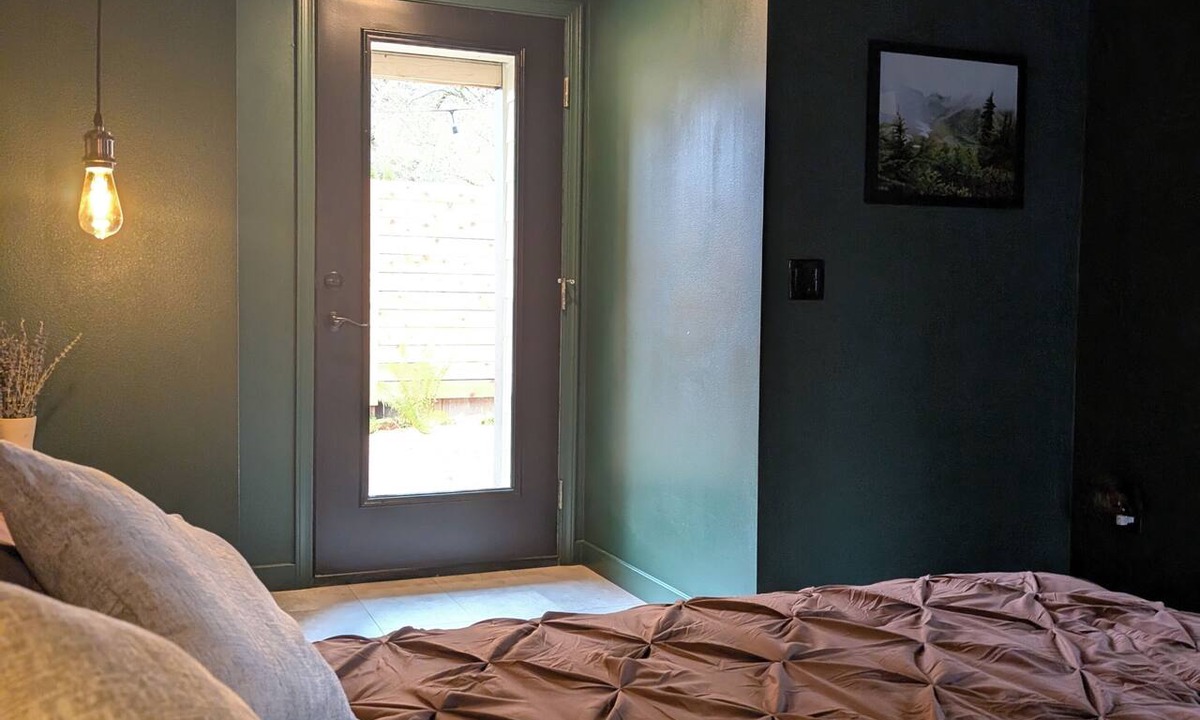 Silverton Cottage | Relaxing Couples Getaway with Hot Tub near downtown Silverton