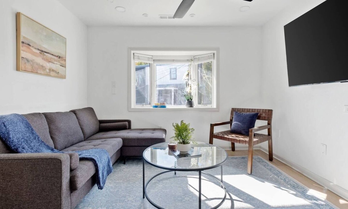 Cherrydale Apartment | Renno Upstairs King Bed | 15 Min to DC | Views
