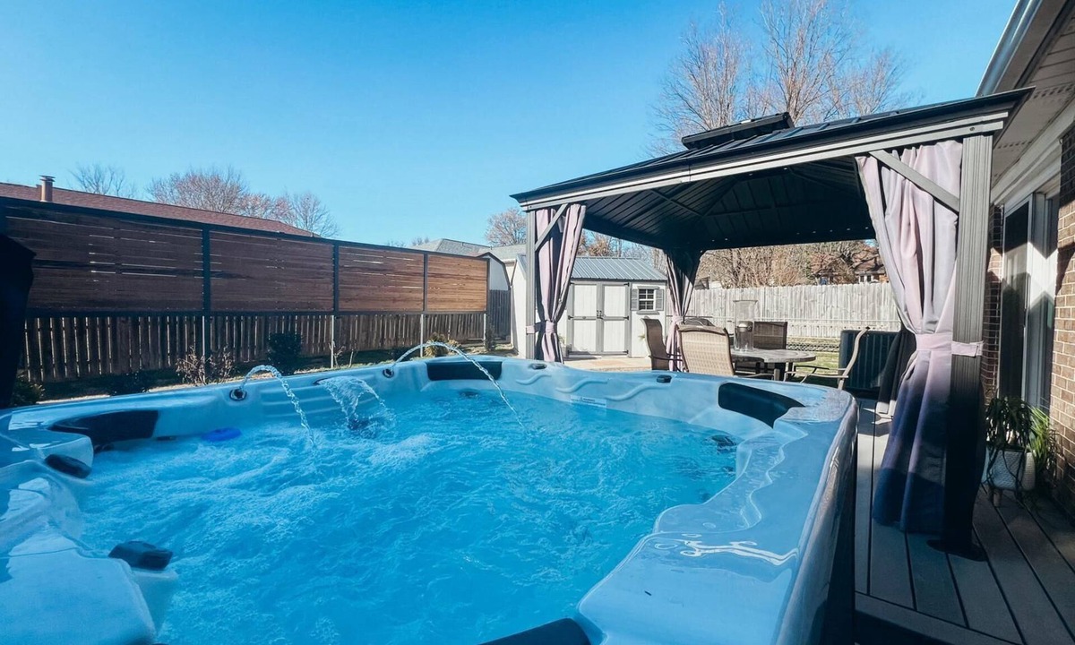 Newburgh House | Renovated Ranch: 3BDRM 2BATH with King Bed, En-Suite, Sleeps 6, Hot Tub & more!