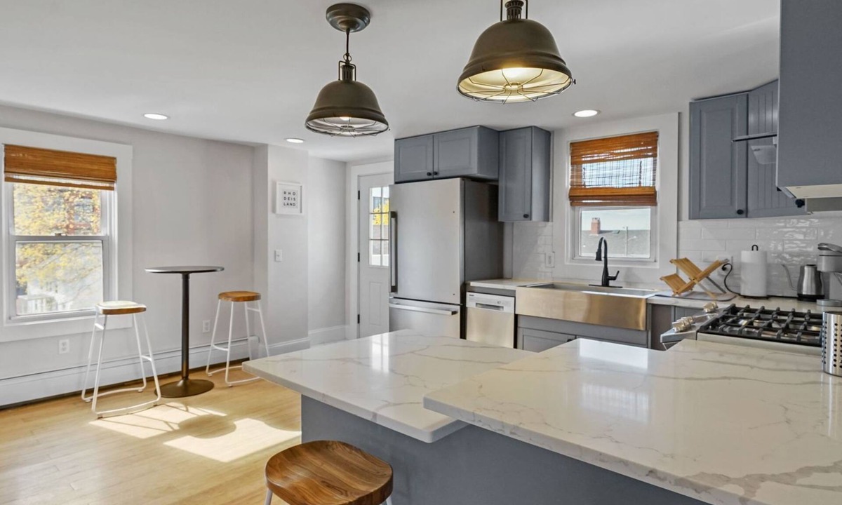 Warren House | Renovated Water Haus ⎥ +8 beds ⎥ Historic Waterfront