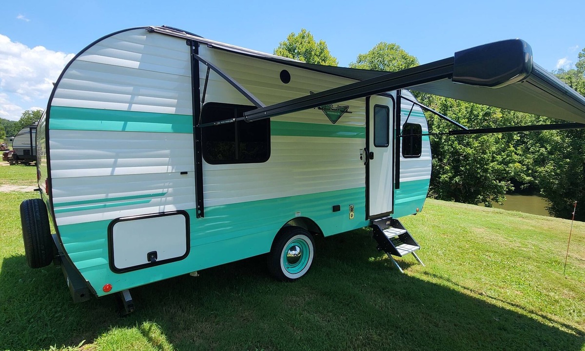 Smith House | Retro RV with Wi-Fi and air conditioning located directly on Clinch River
