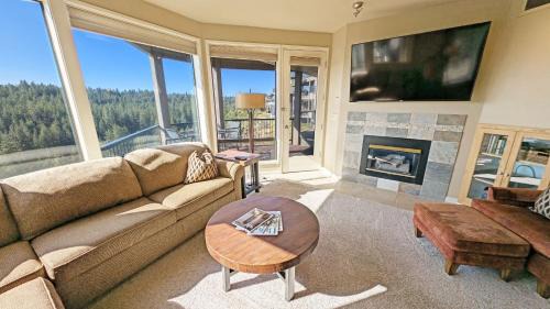 Century West Apartment | River Ridge 324A
